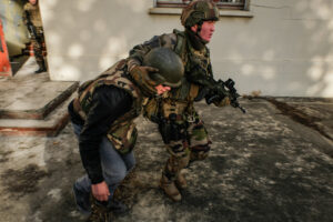 France, Toulouse, 2017-11-30. On operation Sentinelle, legionnaires of the 2nd Foreign Parachute Regiment patrol the str