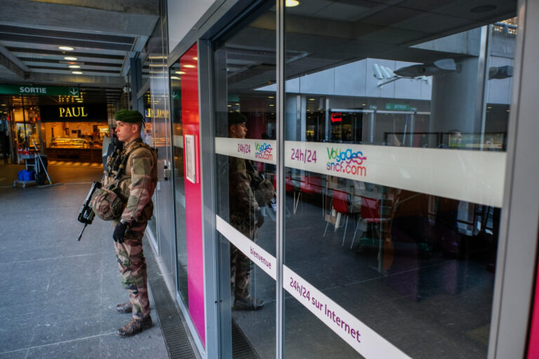 France, Toulouse, 2017-11-27. On operation Sentinelle, legionnaires of the 2nd Foreign Parachute Regiment patrol the str