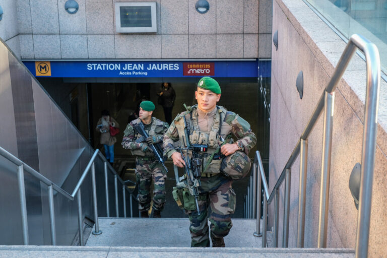 France, Toulouse, 2017-11-27. On operation Sentinelle, legionnaires of the 2nd Foreign Parachute Regiment patrol the str