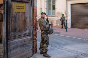 France, Toulouse, 2017-11-27. On operation Sentinelle, legionnaires of the 2nd Foreign Parachute Regiment patrol the str