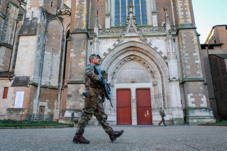 France, Toulouse, 2017-11-27. On operation Sentinelle, legionnaires of the 2nd Foreign Parachute Regiment patrol the str