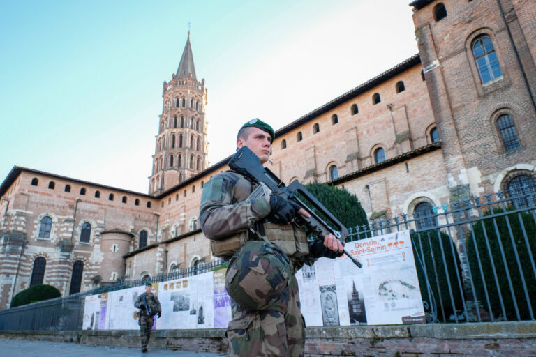 France, Toulouse, 2017-11-27. On operation Sentinelle, legionnaires of the 2nd Foreign Parachute Regiment patrol the str