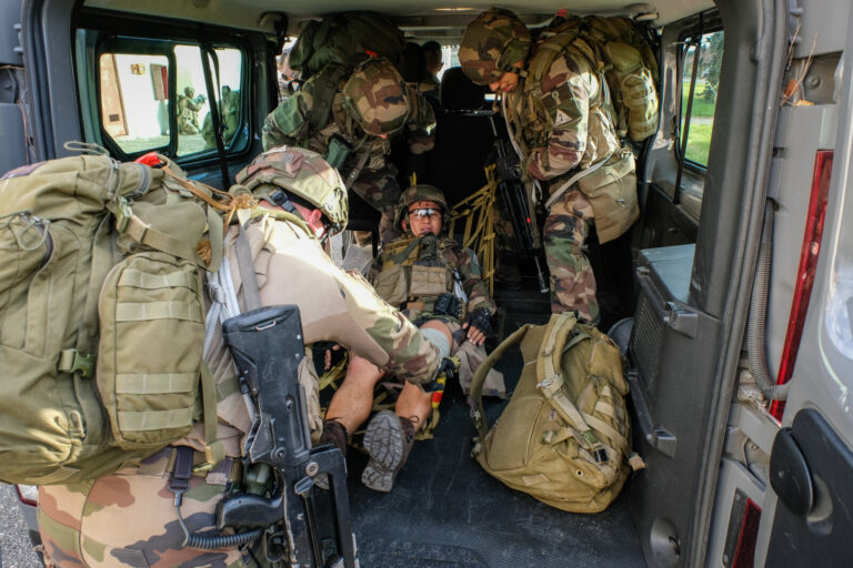 France, Toulouse, 2017-11-30. On operation Sentinelle, legionnaires of the 2nd Foreign Parachute Regiment patrol the str
