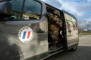 France, Toulouse, 2017-11-30. On operation Sentinelle, legionnaires of the 2nd Foreign Parachute Regiment patrol the str