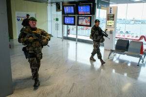 France, Toulouse, 2017-12-01. On operation Sentinelle, legionnaires of the 2nd Foreign Parachute Regiment patrol the str