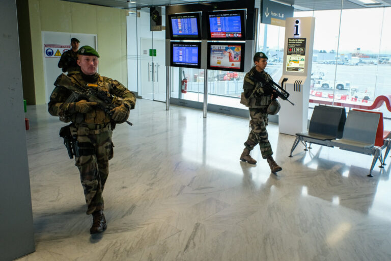 France, Toulouse, 2017-12-01. On operation Sentinelle, legionnaires of the 2nd Foreign Parachute Regiment patrol the str