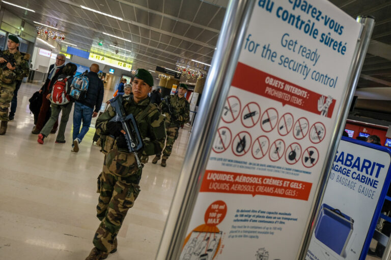 France, Toulouse, 2017-12-01. On operation Sentinelle, legionnaires of the 2nd Foreign Parachute Regiment patrol the str