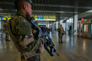France, Toulouse, 2017-12-01. On operation Sentinelle, legionnaires of the 2nd Foreign Parachute Regiment patrol the str