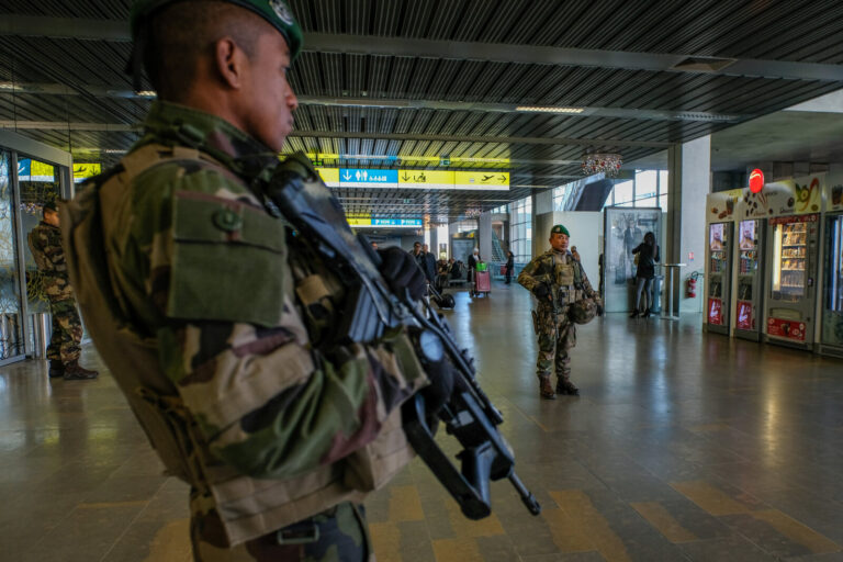 France, Toulouse, 2017-12-01. On operation Sentinelle, legionnaires of the 2nd Foreign Parachute Regiment patrol the str