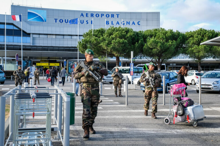 France, Toulouse, 2017-12-01. On operation Sentinelle, legionnaires of the 2nd Foreign Parachute Regiment patrol the str
