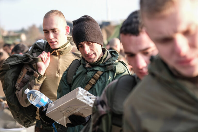 France, Toulouse, 2018-02-07. The BFM TV journalist Thomas Misrachi trains with the paratroopers of the French 11th para
