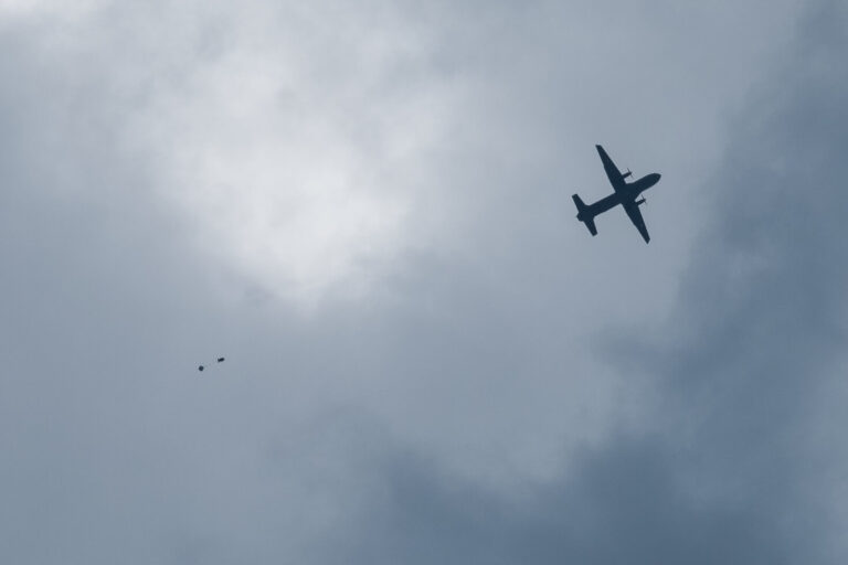 France, Caylus, 2018-05-23. The BFM TV journalist Thomas Misrachi trains with the paratroopers of the French 11th parach