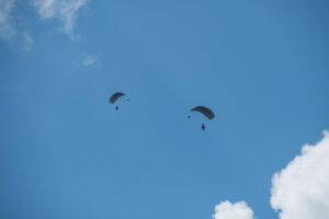 France, Caylus, 2018-05-23. The BFM TV journalist Thomas Misrachi trains with the paratroopers of the French 11th parach