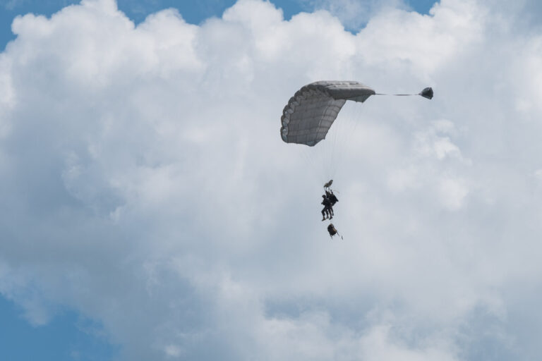 France, Caylus, 2018-05-23. The BFM TV journalist Thomas Misrachi trains with the paratroopers of the French 11th parach