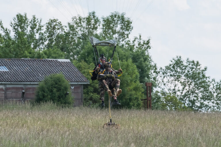 France, Caylus, 2018-05-23. The BFM TV journalist Thomas Misrachi trains with the paratroopers of the French 11th parach