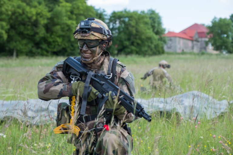 France, Caylus, 2018-05-23. The BFM TV journalist Thomas Misrachi trains with the paratroopers of the French 11th parach