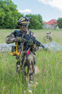France, Caylus, 2018-05-23. The BFM TV journalist Thomas Misrachi trains with the paratroopers of the French 11th parach