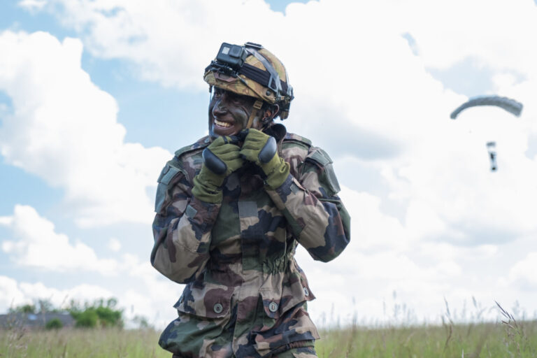 France, Caylus, 2018-05-23. The BFM TV journalist Thomas Misrachi trains with the paratroopers of the French 11th parach