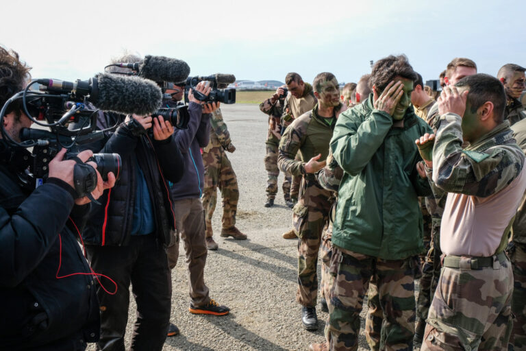 France, Toulouse, 2018-02-07. The BFM TV journalist Thomas Misrachi trains with the paratroopers of the French 11th para