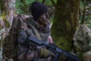 France, Caylus, 2018-05-23. The BFM TV journalist Thomas Misrachi trains with the paratroopers of the French 11th parach