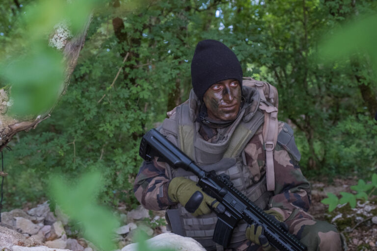 France, Caylus, 2018-05-23. The BFM TV journalist Thomas Misrachi trains with the paratroopers of the French 11th parach