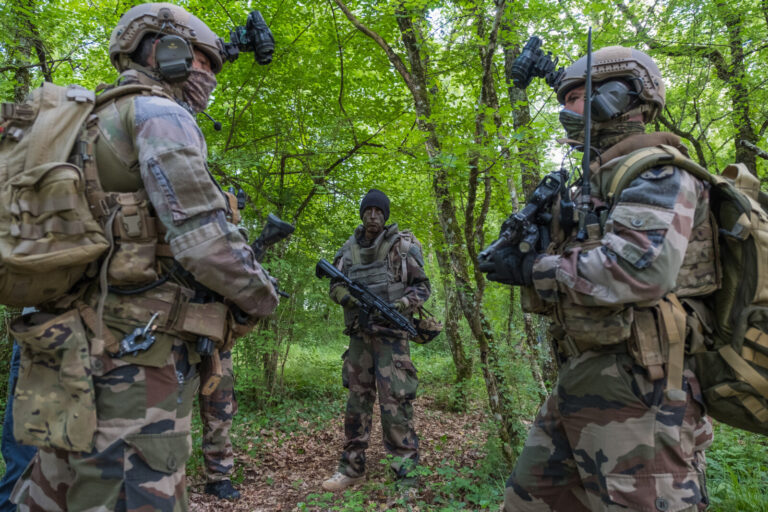 France, Caylus, 2018-05-23. The BFM TV journalist Thomas Misrachi trains with the paratroopers of the French 11th parach