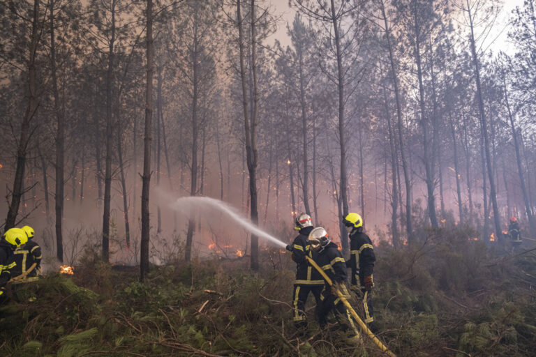 France, Bordeaux, 2026-07-26. Firefighters battle a forest fire in the pine woods of the Gironde on 26 July 2026, with g