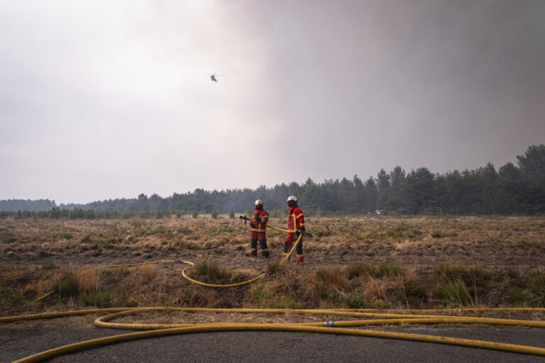 France, Bordeaux, 2026-07-26. Firefighters battle a forest fire in the pine woods of the Gironde on 26 July 2026, with g