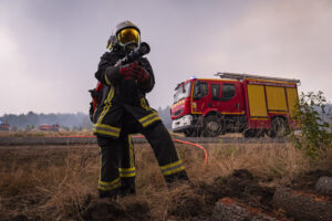 France, Bordeaux, 2026-07-26. Firefighters battle a forest fire in the pine woods of the Gironde on 26 July 2026, with g