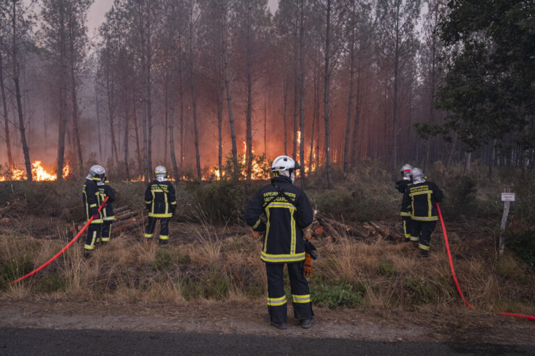 France, Bordeaux, 2026-07-26. Firefighters battle a forest fire in the pine woods of the Gironde on 26 July 2026, with g