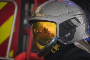 France, Bordeaux, 2026-07-26. Firefighters battle a forest fire in the pine woods of the Gironde on 26 July 2026, with g