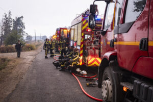 France, Bordeaux, 2026-07-26. Firefighters battle a forest fire in the pine woods of the Gironde on 26 July 2026, with g