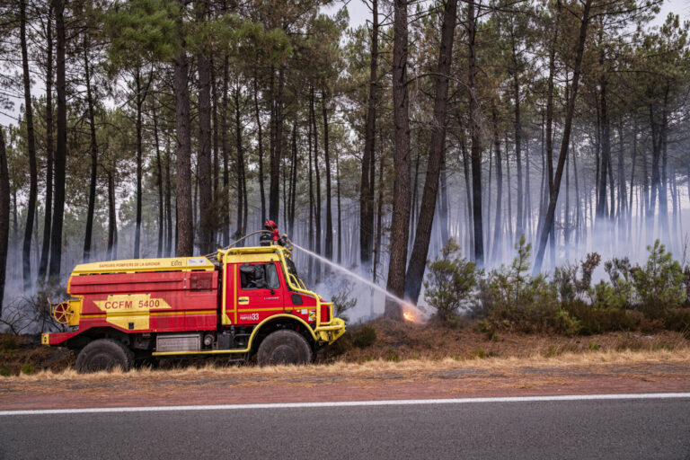 France, Bordeaux, 2026-07-26. Firefighters battle a forest fire in the pine woods of the Gironde on 26 July 2026, with g