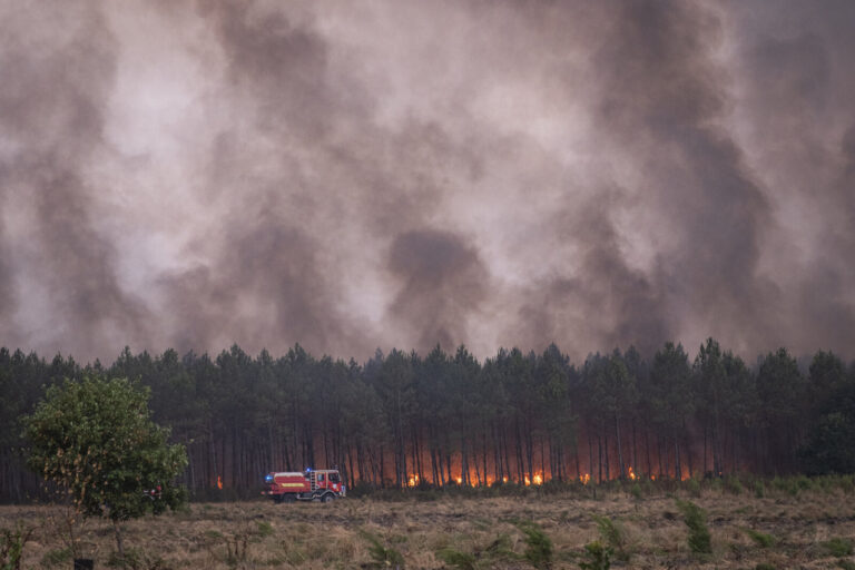 France, Bordeaux, 2026-07-26. Firefighters battle a forest fire in the pine woods of the Gironde on 26 July 2026, with g