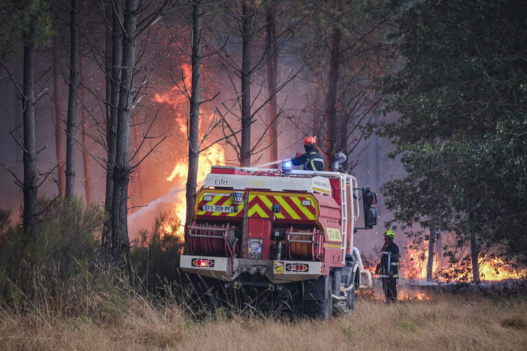 France, Bordeaux, 2026-07-26. Firefighters battle a forest fire in the pine woods of the Gironde on 26 July 2026, with g