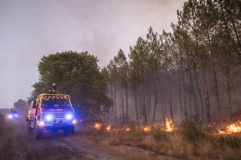 France, Bordeaux, 2026-07-26. Firefighters battle a forest fire in the pine woods of the Gironde on 26 July 2026, with g