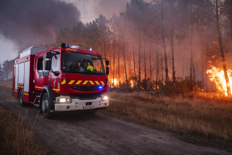 France, Bordeaux, 2026-07-26. Firefighters battle a forest fire in the pine woods of the Gironde on 26 July 2026, with g