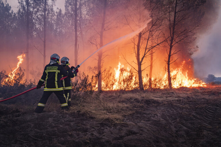 France, Bordeaux, 2026-07-26. Firefighters battle a forest fire in the pine woods of the Gironde on 26 July 2026, with g