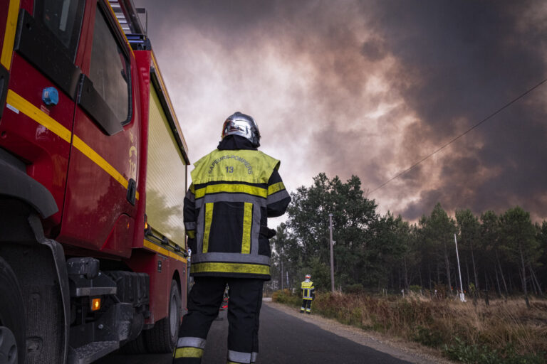 France, Bordeaux, 2026-07-26. Firefighters battle a forest fire in the pine woods of the Gironde on 26 July 2026, with g